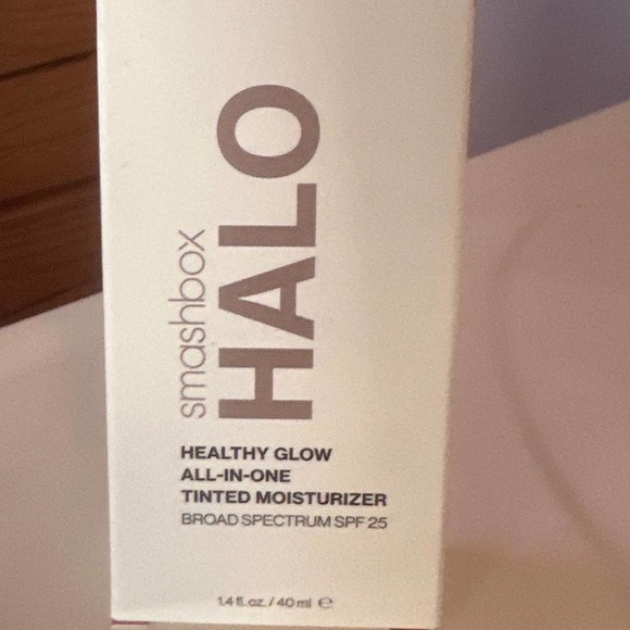 Smashbox HALO healthy glow all in one tinted moisturizer spf25 - Picture 1 of 3